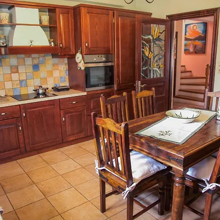 בית נופש Emily, Soothing Experience, Perfect Getaway